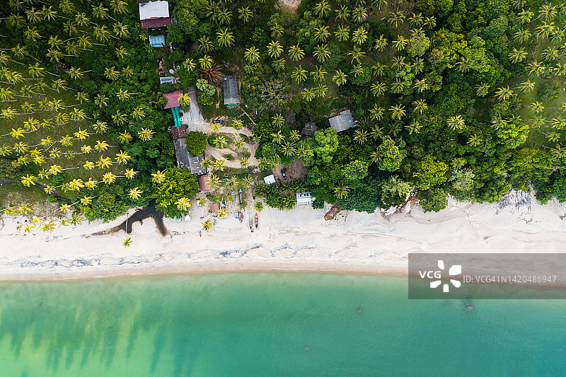 洛坤府卡侬区热带白色沙滩的航拍景观图片素材