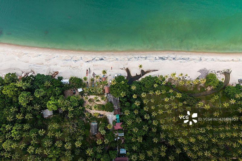 洛坤府卡侬区热带白色沙滩的航拍景观图片素材