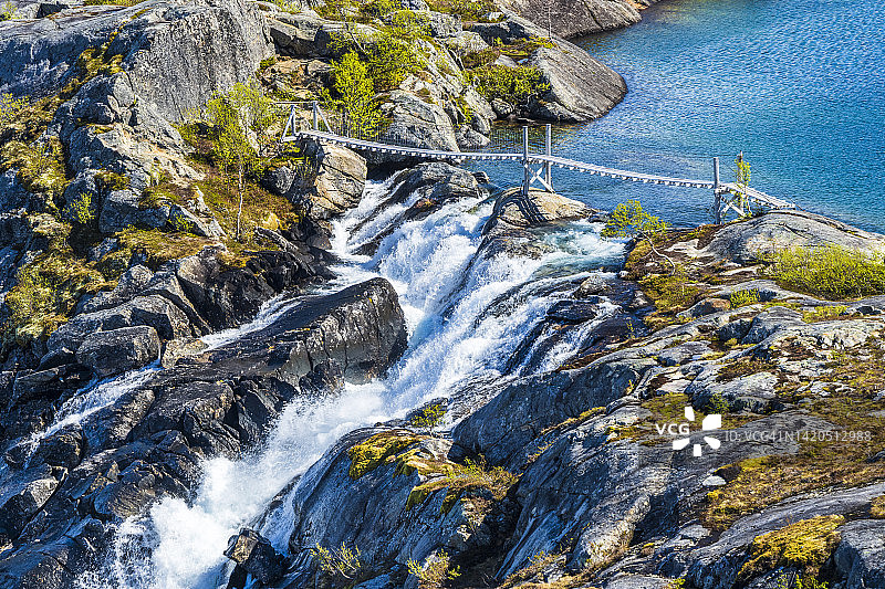 挪威诺尔兰：拉戈国家公园里特利韦里瓦斯福森瀑布上的桥图片素材
