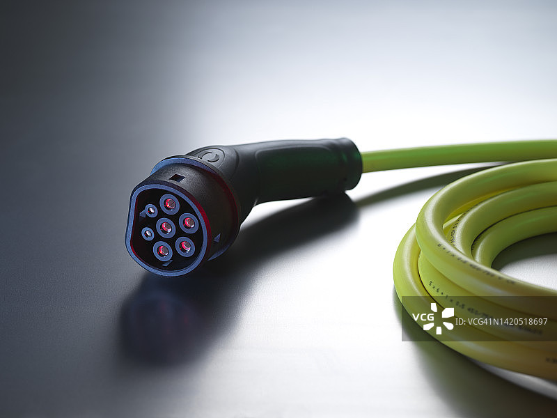 桌子上的电动汽车充电线图片素材