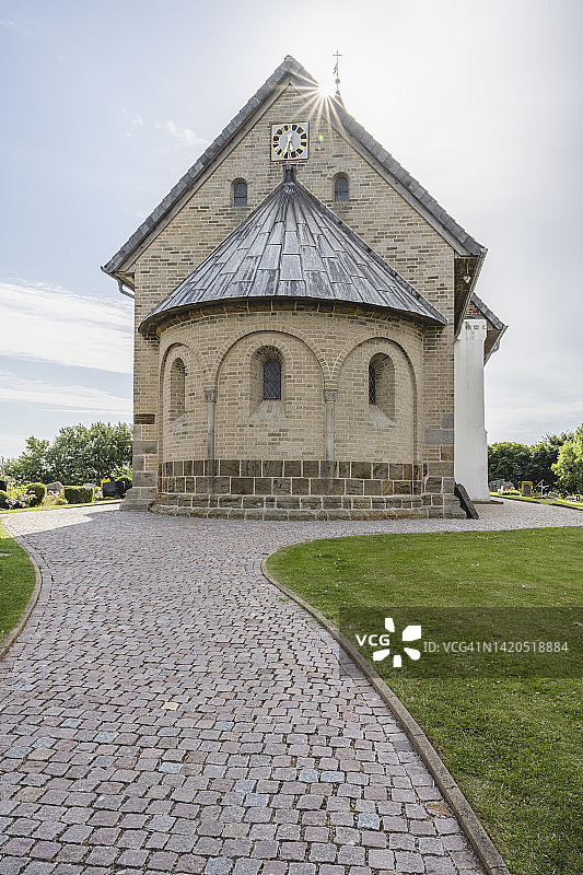 德国佩尔沃姆：圣萨尔瓦多老教堂前的铺砌小路图片素材