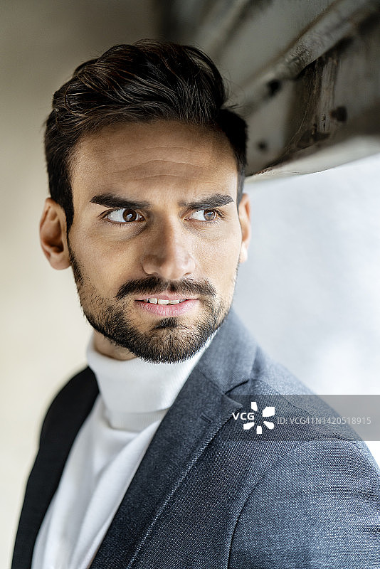 穿商务休闲装的帅气商人沉思图片素材