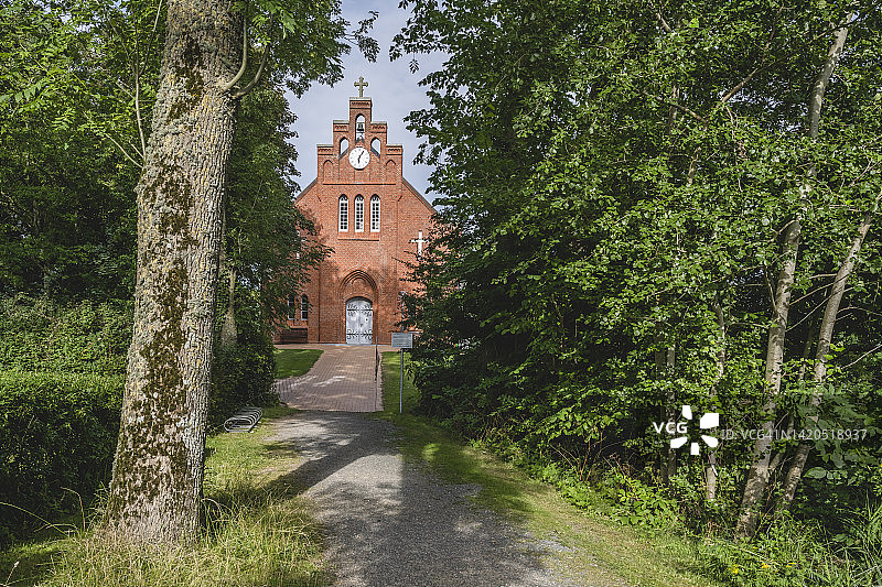 德国石勒苏益格-荷尔斯泰因州佩尔沃尔姆：通往新圣十字教堂的步道图片素材