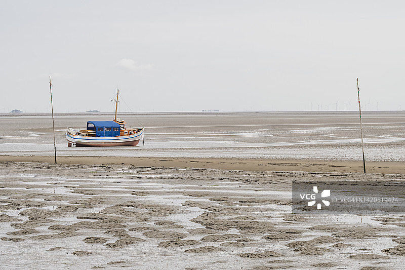 德国石勒苏益格-荷尔斯泰因州佩尔沃尔姆低潮时的渔船图片素材