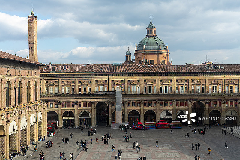 意大利艾米利亚-罗马涅博洛尼亚：马乔雷广场和银行宫外墙图片素材