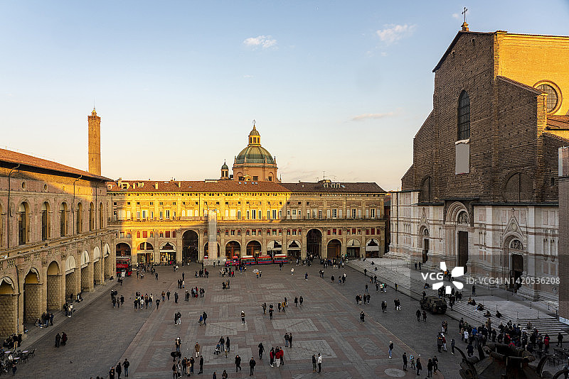 意大利艾米利亚-罗马涅大区博洛尼亚马焦雷广场和圣白托略大殿图片素材