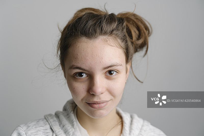 发髻凌乱的年轻女人图片素材