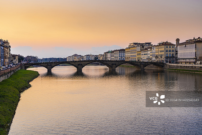 意大利托斯卡纳佛罗伦萨的阿诺河与圣三一桥的黄昏图片素材