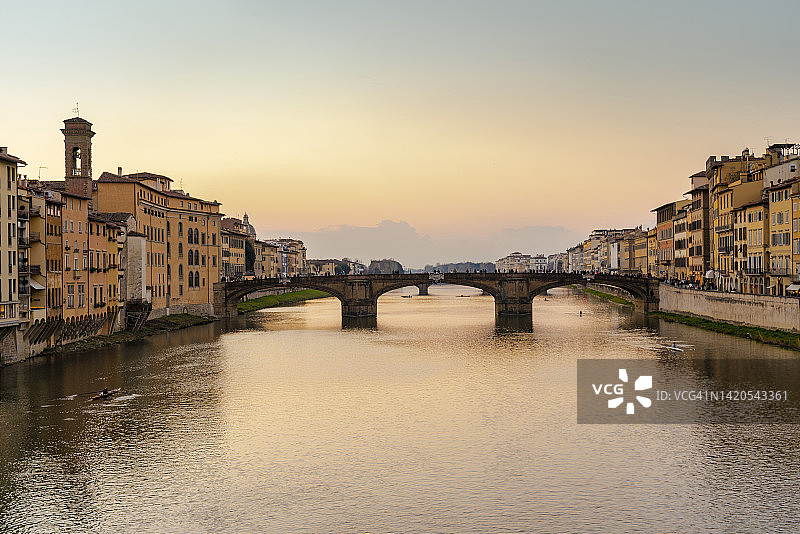 意大利托斯卡纳佛罗伦萨的阿诺河与圣三一桥的黄昏图片素材