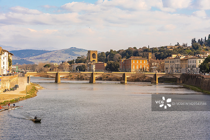 意大利托斯卡纳佛罗伦萨的阿诺河与圣三一桥的黄昏图片素材