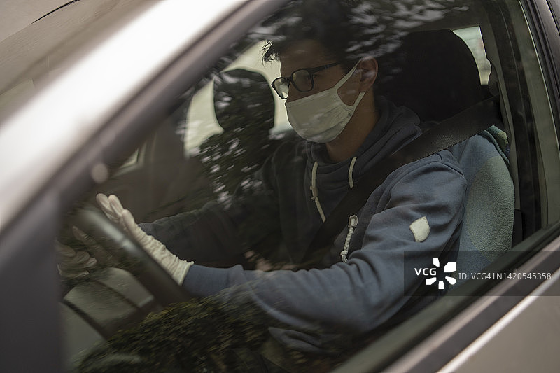 男子戴防护面罩开车图片素材