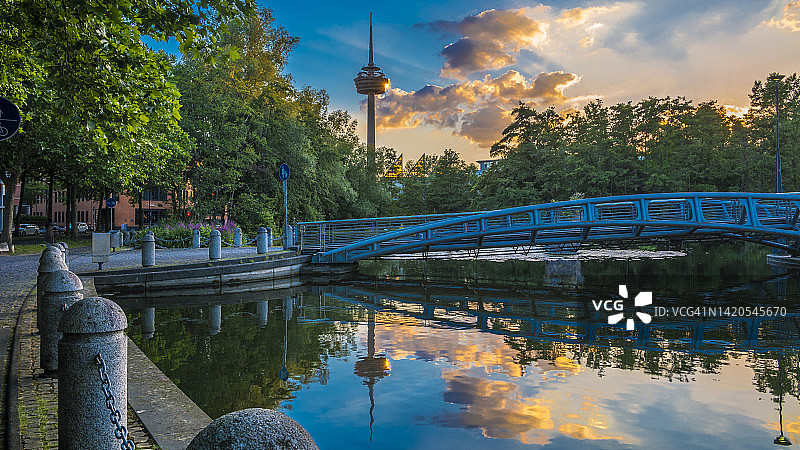 德国北莱茵-威斯特法伦州科隆：黄昏时分的媒体公园湖桥与远处的科洛尼乌斯塔图片素材