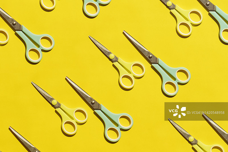 黄色背景上的剪刀图片素材
