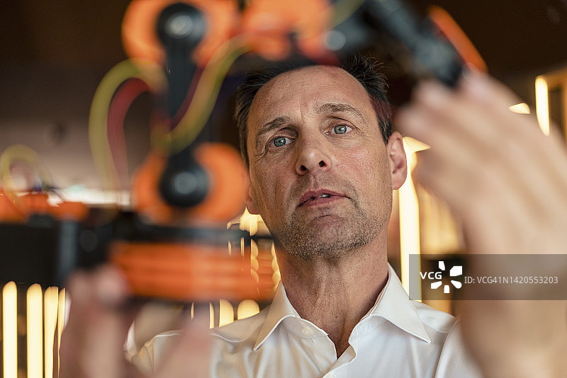 工程师在车间查看机器人图片素材