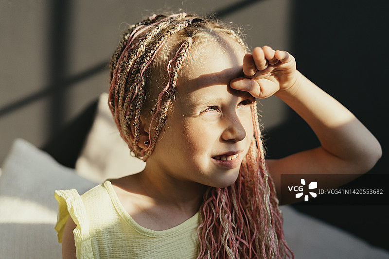 编着辫子的女孩在家遮住眼睛图片素材