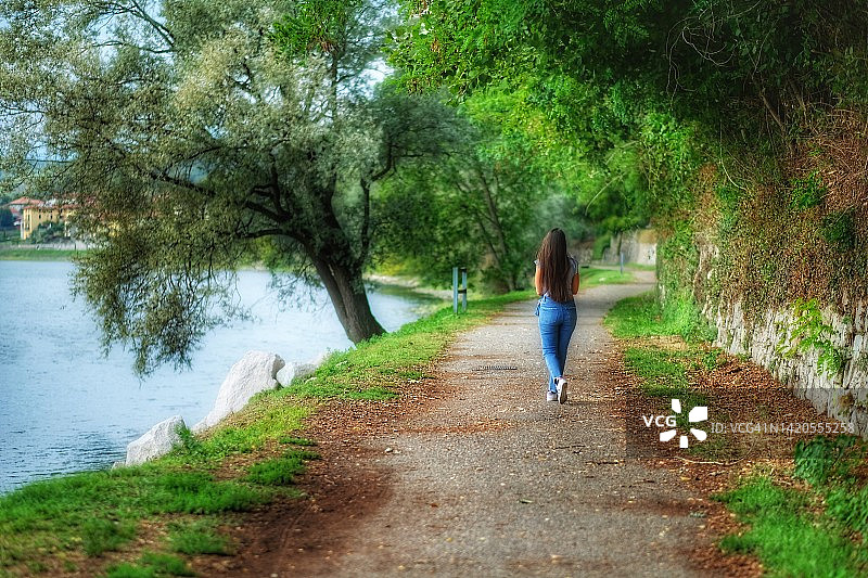 在河边路中央的女人图片素材