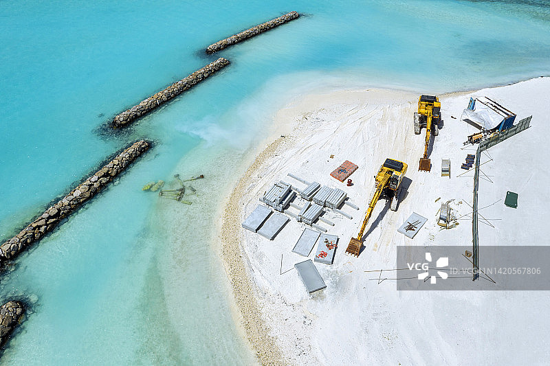 马尔代夫沙滩边缘的建筑工地鸟瞰图片素材