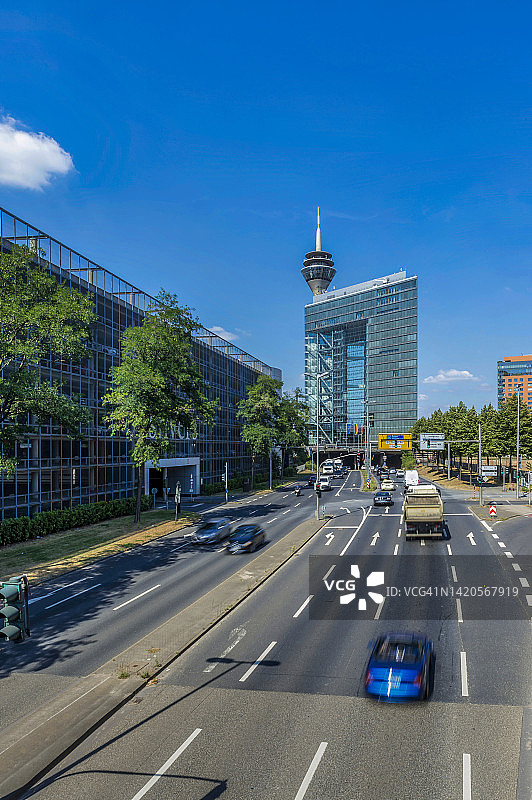 德国北莱茵-威斯特法伦州杜塞尔多夫，沿着沃尔克林格大街的交通，背景是城市之门图片素材