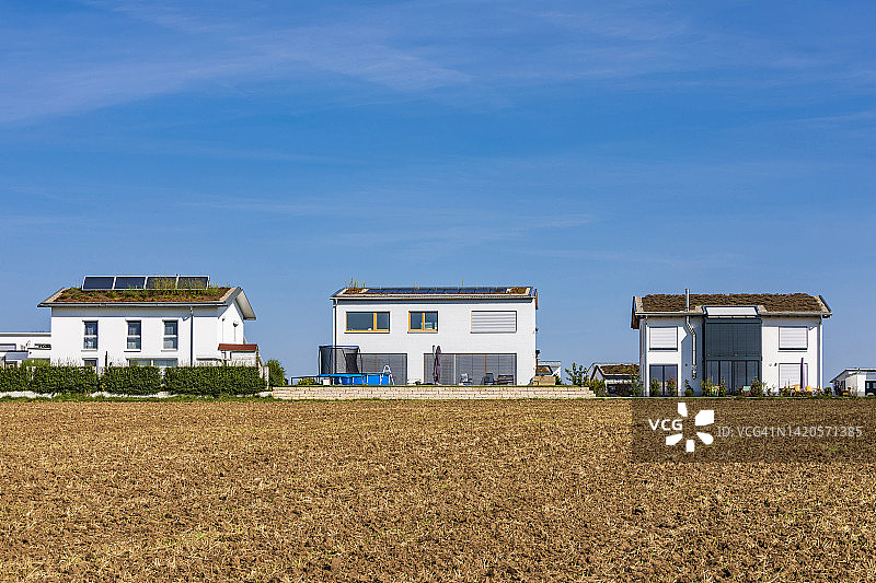 德国巴登-符腾堡州辛德尔芬根郊区房屋前的田野图片素材