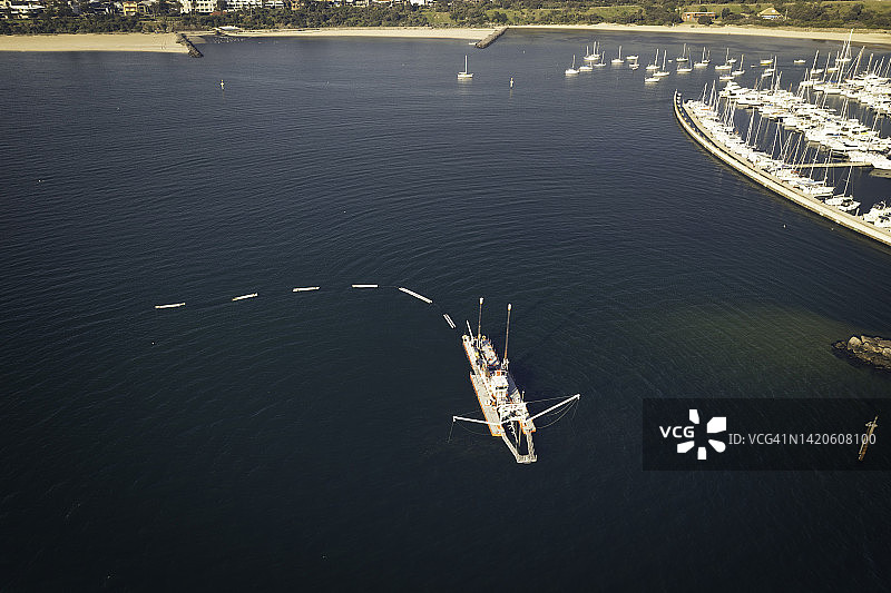 清理海水的挖泥船图片素材