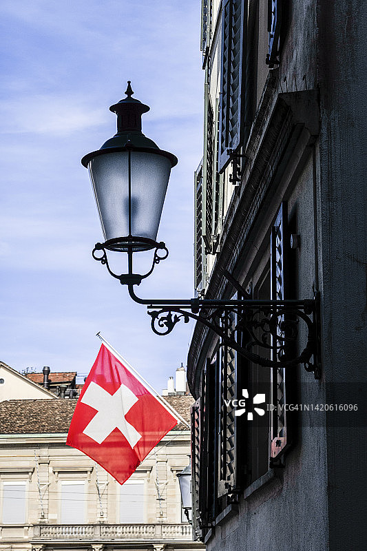 老城区中的瑞士国旗和灯笼图片素材