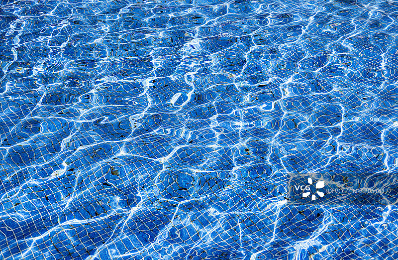 游泳池中的倒影图片素材