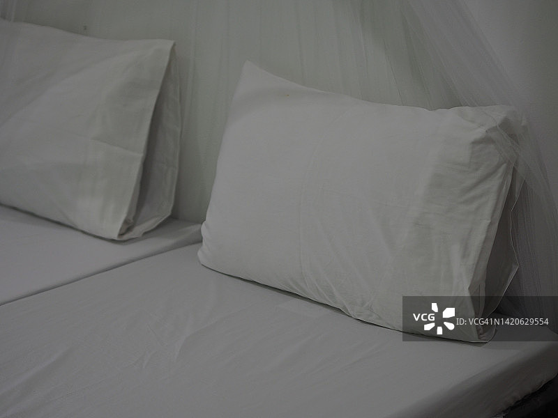 床上的枕头图片素材