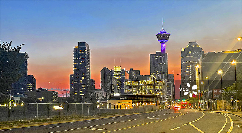 卡尔加里市中心夜景天际线图片素材