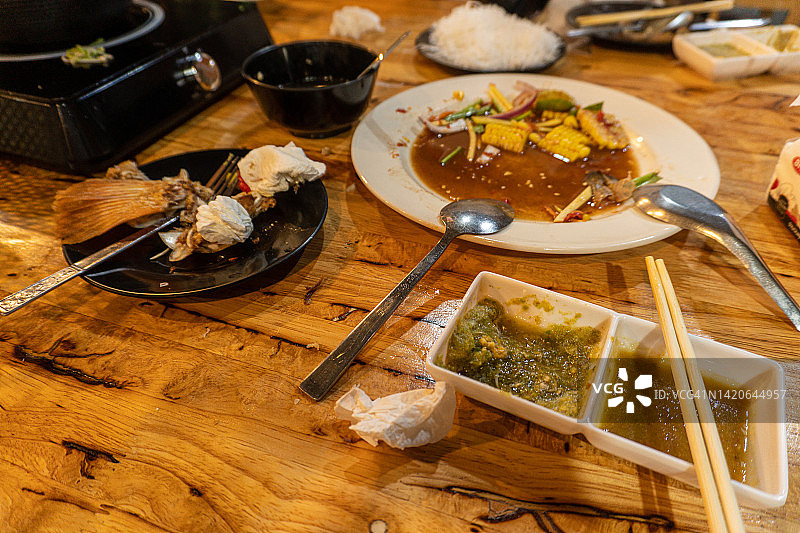 餐厅餐桌上的食物残渣鸟瞰图图片素材