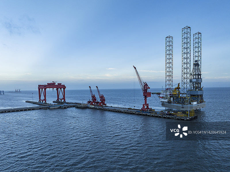 海上石油钻井平台鸟瞰图片素材
