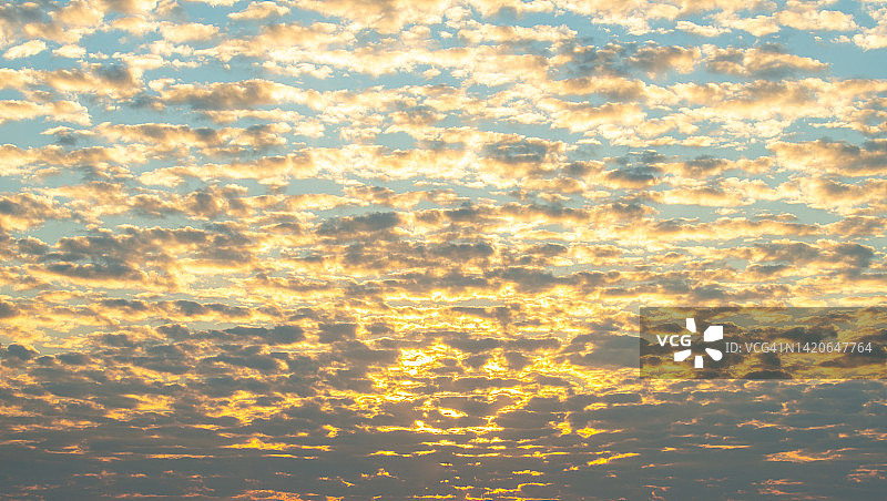 美丽的日出天空和云彩图片素材