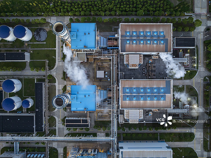日落时分的天然气发电厂航拍图片素材
