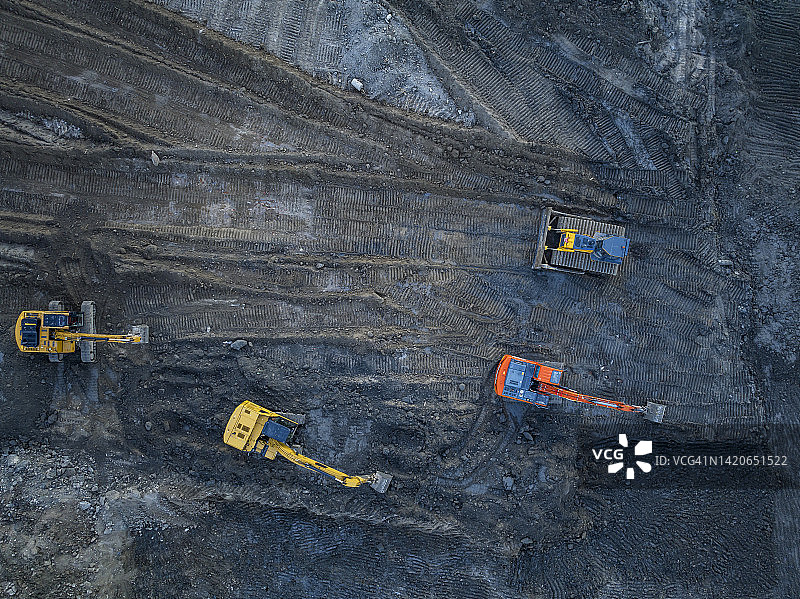 陆地上推土机鸟瞰图图片素材