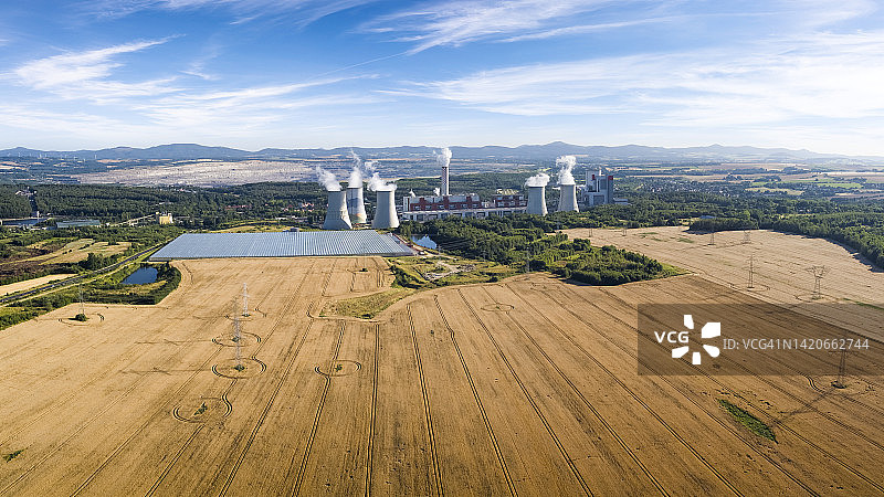 波兰图罗舒夫温室和图罗夫褐煤电厂航拍图片素材