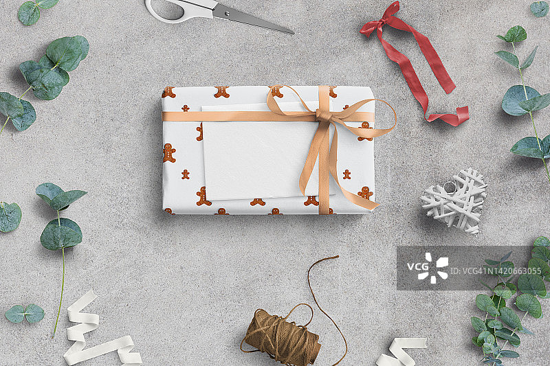 圣诞礼物盒，圣诞礼物灰色乡村风桌面，具有文案空间的平面图图片素材