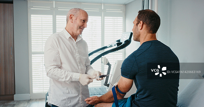 健康诊所的运动医生、健身男士或兴奋剂血液测试，医疗保健专业人员为运动员患者进行锻炼或训练的医学科学研究图片素材