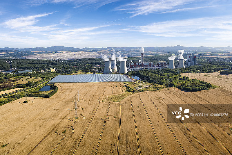 波兰图罗舒夫温室和图罗夫褐煤电厂航拍图片素材