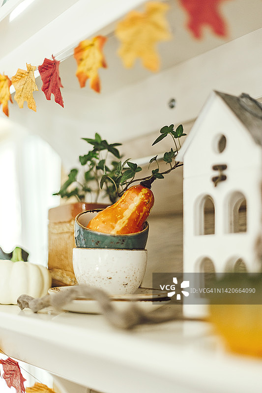 白色置物架与橘色秋季枫叶花环装饰背景图片素材