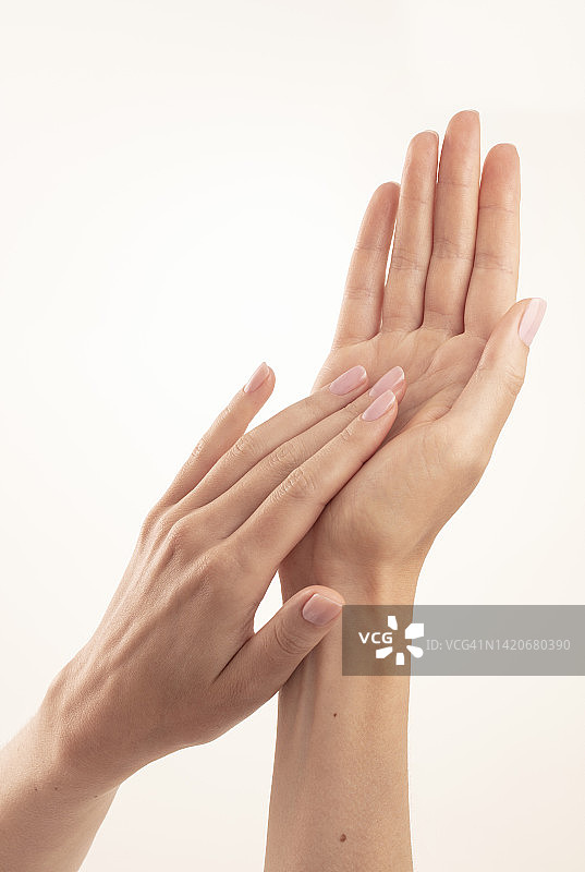 两只精心护理的女性手部特写——专业手模图片素材