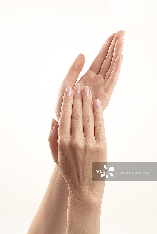 两只精心护理的女性手部特写——专业手模图片素材