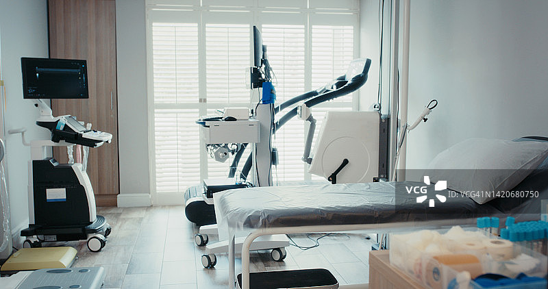 医疗保健诊所检查、心脏病或康复预约室。物理治疗师、专家或医生咨询、手术或专业检查空间图片素材