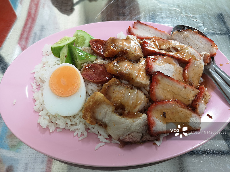 红烧肉脆皮猪肉鸡蛋饭图片素材