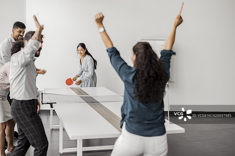 快乐的商务人士玩办公室游戏图片素材