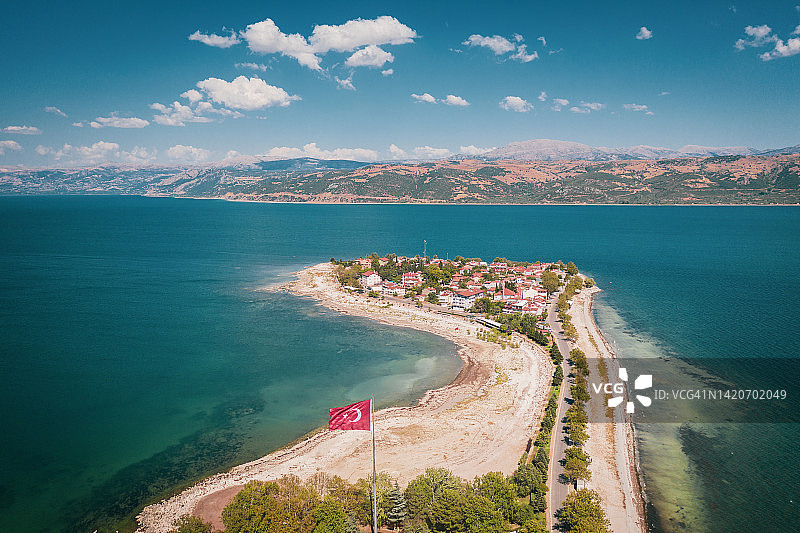 土耳其伊斯帕尔塔的埃伊尔迪尔镇和湖泊图片素材