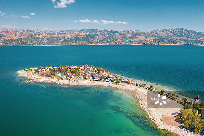 土耳其伊斯帕尔塔的埃伊尔迪尔镇和湖泊图片素材