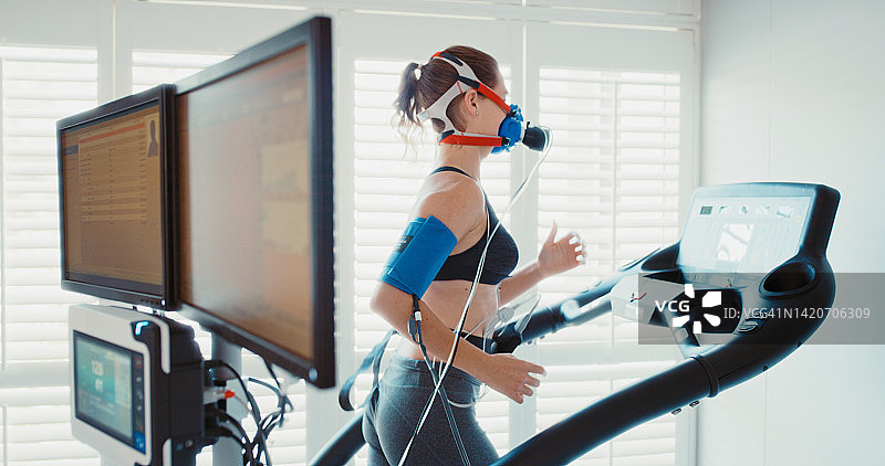 运动实验室：跑步机上的健身女运动员图片素材