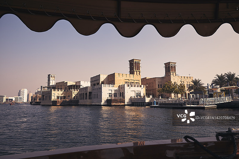 从船上欣赏迪拜河风光图片素材