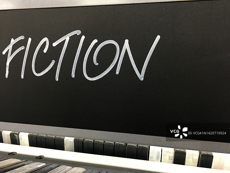 黑色标牌上的“小说”字样图片素材