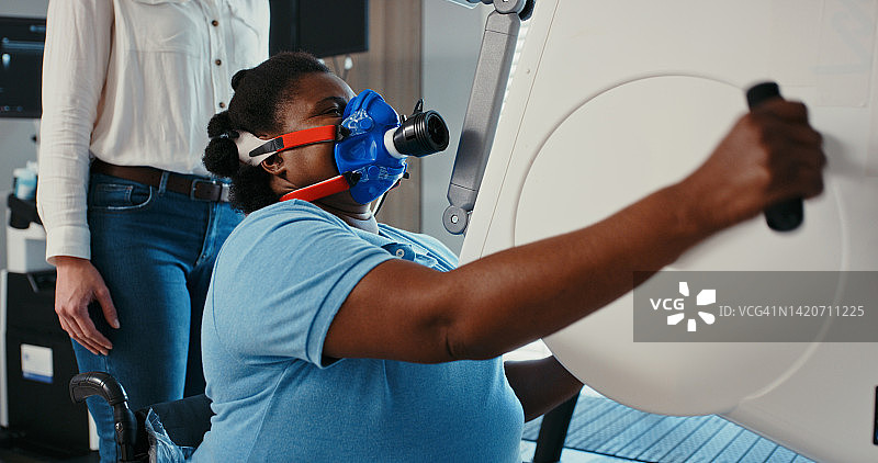 糖尿病患者咨询肺部呼吸机、肺部保健测试或肺活量测定法以及医院医疗设备技术。肥胖妇女在医生的帮助下呼吸氧气面罩图片素材