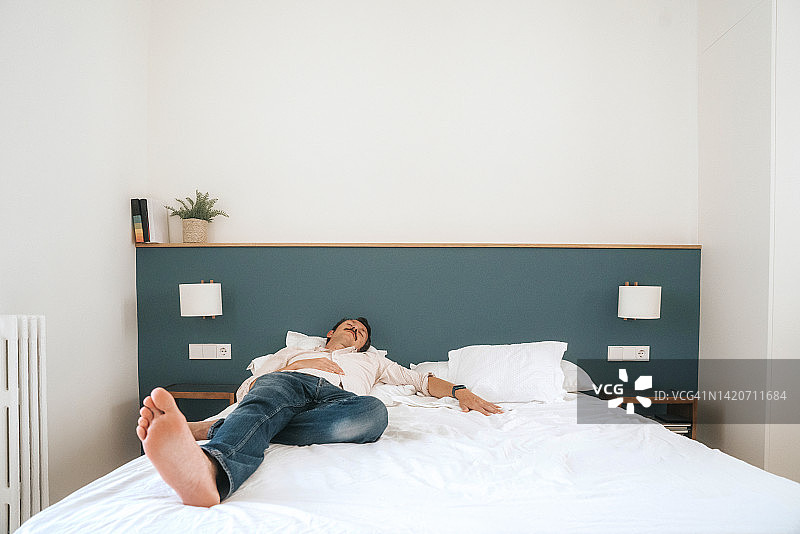 父子在床上睡觉图片素材